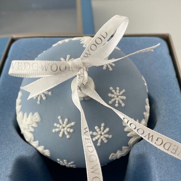 Wedgewood Jasperware Blue Snowflake Ball Ornament in Original Box Retired 2007 - Picture 8 of 10